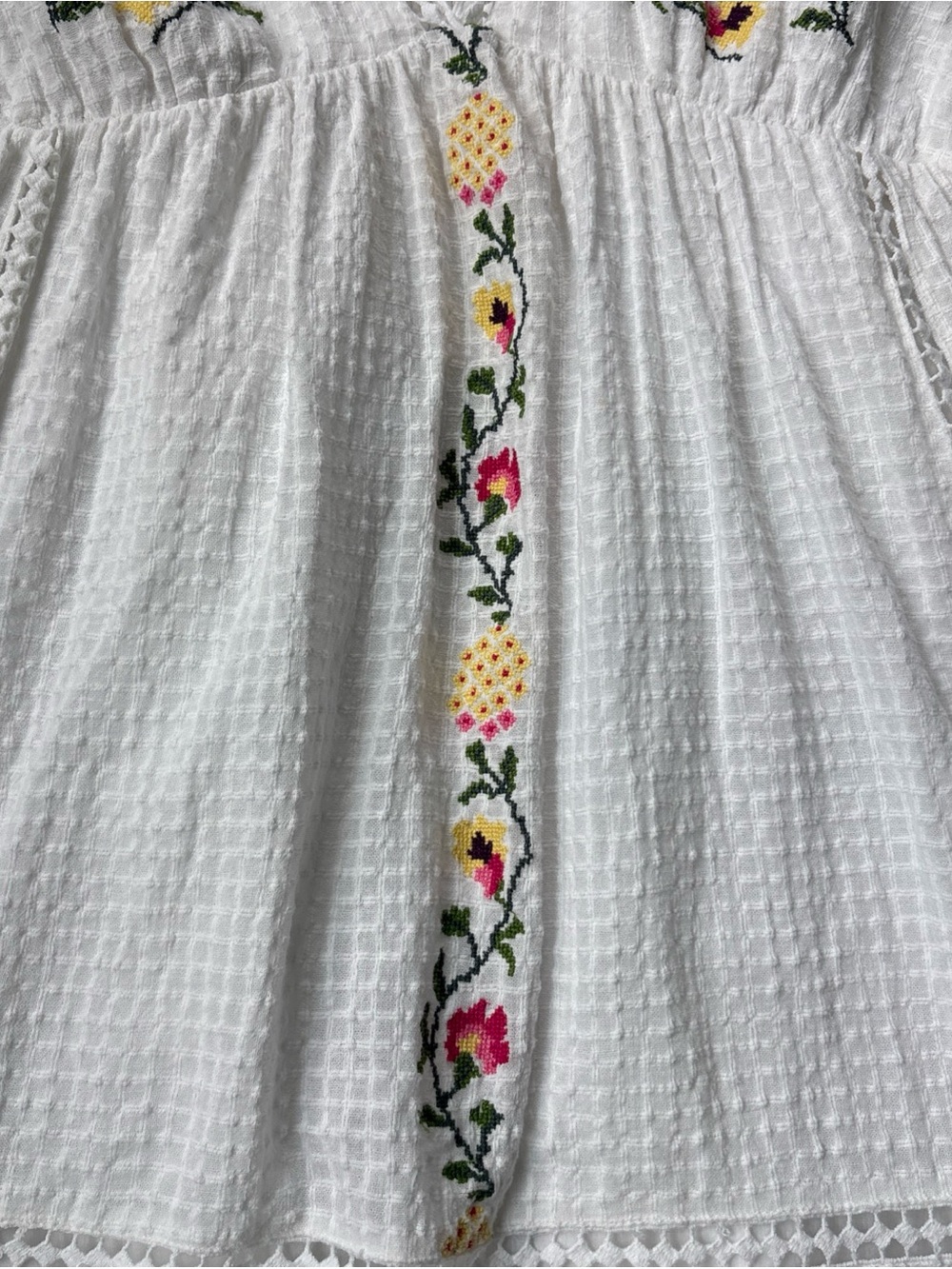 URBAN OUTFITTERS LARGE Embroidered Floral Sundress White Cotton gauzy ribbon tie - Picture 3 of 9